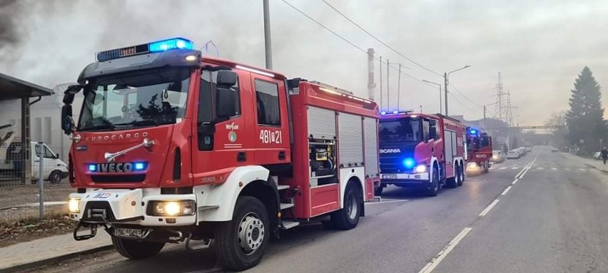 Pożar hali w Skarżysku-Kamiennej. Strażacy wynieśli butle z gazem i maszyny. Zobaczcie zdjęcia