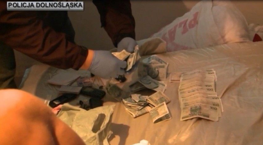 Policja rozbiła gang, który sprzedał narkotyki wartości 20 milionów złotych. Jest 8 aresztowanych