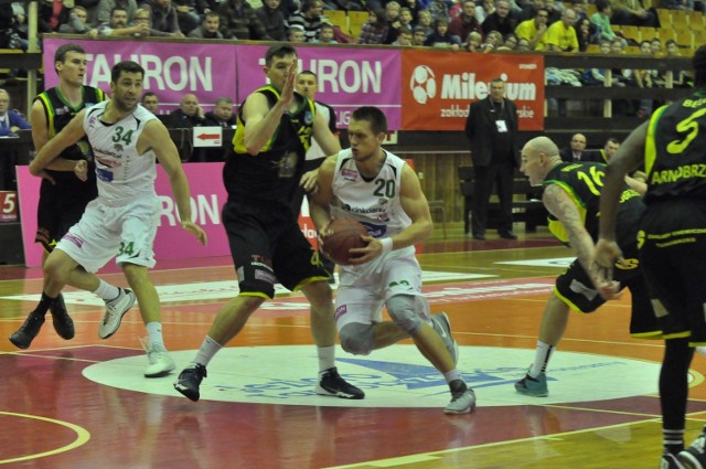 Koszykarze Siarki Tarnobrzeg (czarne stroje) przegrali w poniedziałkowy wieczór ze Stelmetem BC Zielona Góra.