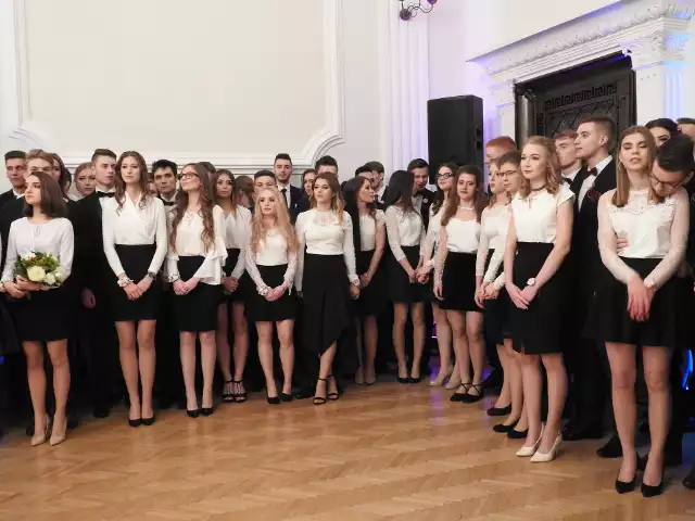 Tegoroczni maturzyści I Liceum Og&oacute;lnokształcącego im. Tadeusza Kościuszki bawili się w szkolnej auli. Wśr&oacute;d zaproszonych gości była m.in. wiceprezydent Łomży - Agnieszka Muzyk.Wszystkie zdjęcia ze studni&oacute;wek w Białymstoku i woj. podlaskim znajdziesz w naszym serwisie specjalnym Studni&oacute;wka 2018 Wyślij nam zdjęcia ze swojej studni&oacute;wki, a opublikujemy je w naszym serwisie. Czekamy na fotki i filmiki: Poranny.pl na Facebooku oraz online@poranny.pl 