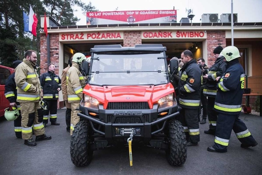 Specjalistyczny pojazd dla strażaków ze Świbna [zdjęcia]