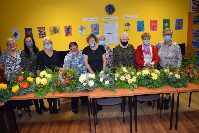 Warsztaty florystyczne w Bibliotece Publicznej w Miastku. Wiązanki nagrobne