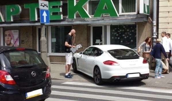 Marcin Gortat zaparkował na pasach na środku chodnika.