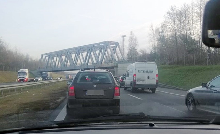 autostrada A4 w kierunku na Kraków stoi w korku. Na Alei...