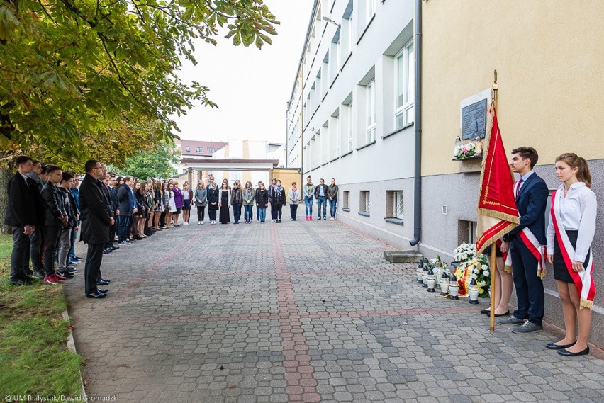 Tam, gdzie dziś stoi kapliczka i obelisk upamiętniający...