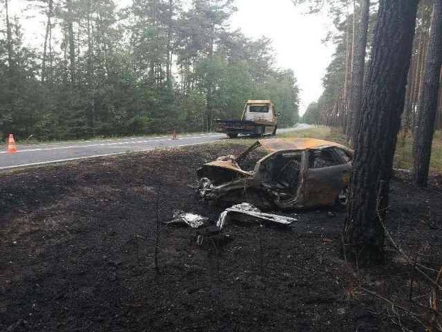 Do groźnego wypadku doszło w czwartek, 29 sierpnia, na drodze Buchałów - Drzonów. Kierujący seatem wypadł z drogi i uderzył w drzewo. Auto spłonęło.