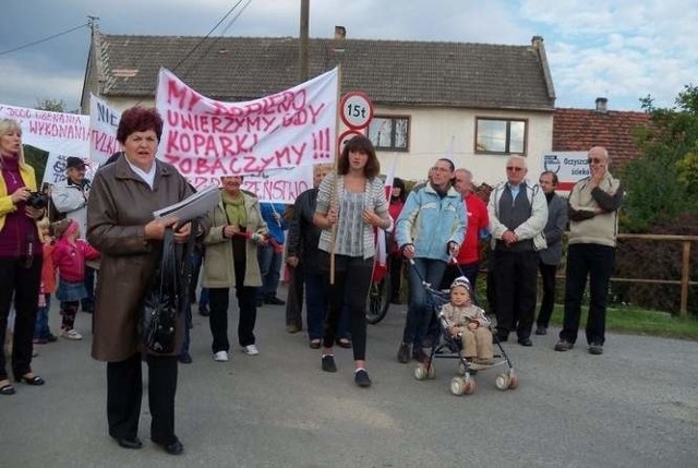 Protest mieszkańców Konradowej w październiku 2012.