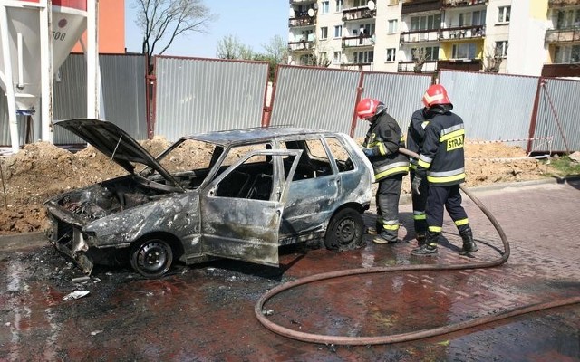 Fiat uno doszczętnie spłonął.