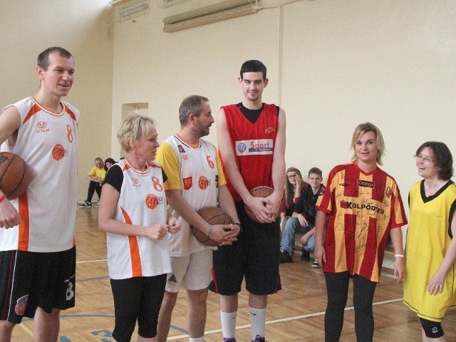 Nauczyciele z gimnazjum numer 3 w Kielcach zagrali pokazowy mecz koszykówki. Uczestniczył w nim także posiadający niemieckie obywatelstwo koszykarz UMKS Kielce, Alexander Machowski (trzeci z prawej).		