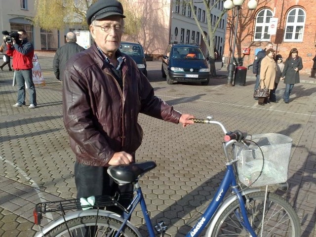 Pana Waldemara Huka z jego rowerem spotkaliśmy na szczecineckim placu Wolności. 