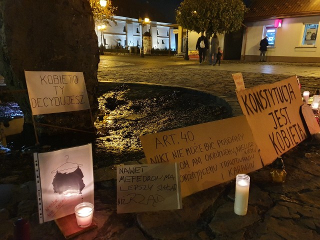 Przy pomniku leśniczanki Justyny na miejskim rynku wciąż przybywa zniczy, plakatów i banerów. Mieszkańcy spotykają się tu codziennie o godz. 17