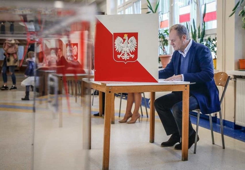 Wybory samorządowe 2018 w Trójmieście. Donald Tusk wraz z rodziną zagłosował w Sopocie [zdjęcia]