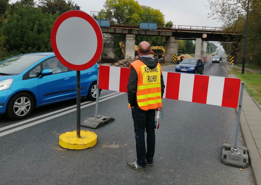 Dwa tygodnie utrudnień pod wiaduktem na ul. Łódzkiej. ZDJĘCIA