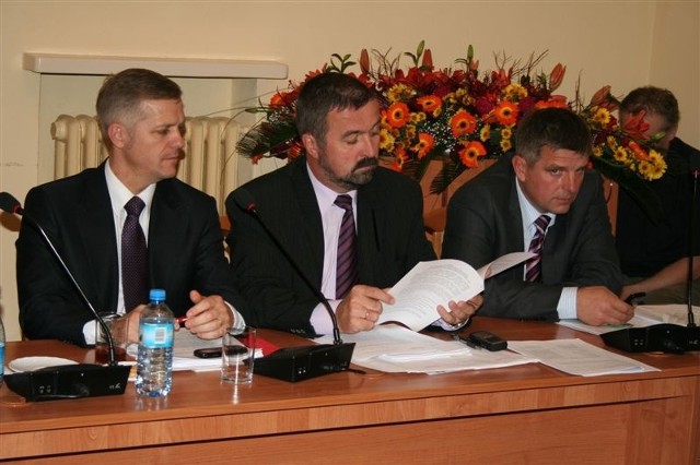 Radny Tadeusz Legacki (z prawej) uważa, że przy budowie drogi w Jasienicy złamane zostały ustalone przez powiat zasady