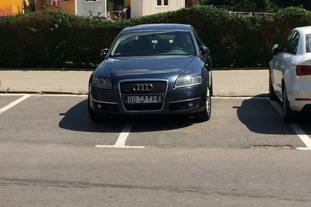 Audi zaparkowane na parkingu przy pływalni przy Włókienniczej