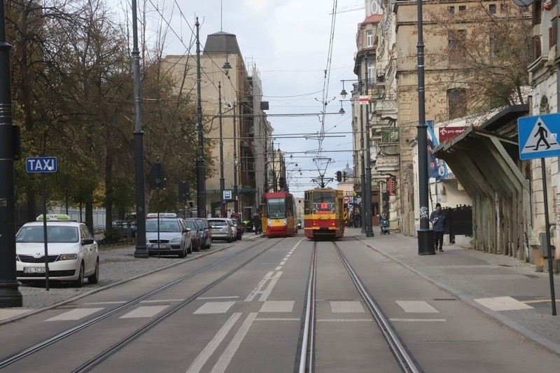 Dwa mijające się tramwaje skutecznie blokują przejazd ulicą....