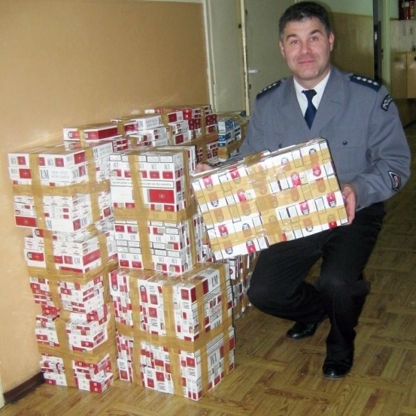 - To druga w kolejności, w tym roku, rekordowa liczba znalezionych papierosów bez akcyzy - mówi Andrzej Walczyna, rzecznik stalowowolskiej policji (na zdjęciu).
