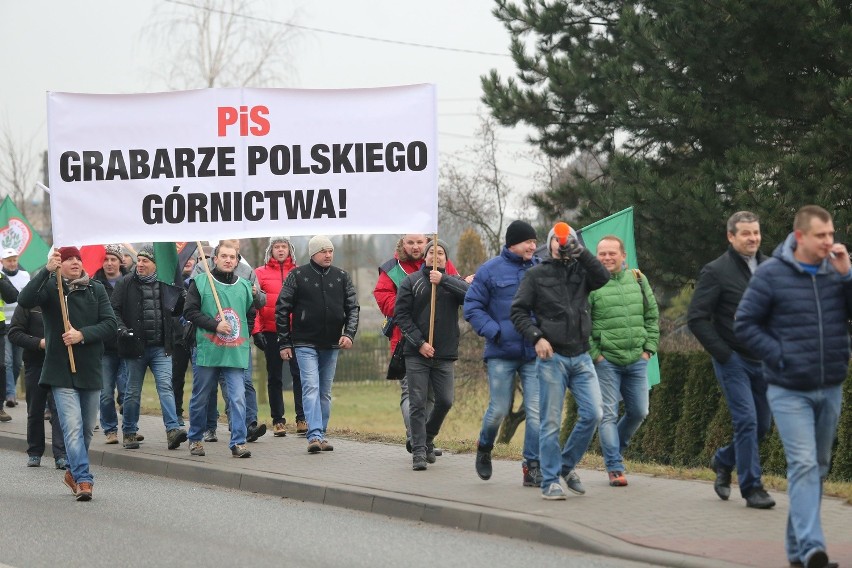 Górnicy kopalni Krupiński w Suszcu blokowali drogę...