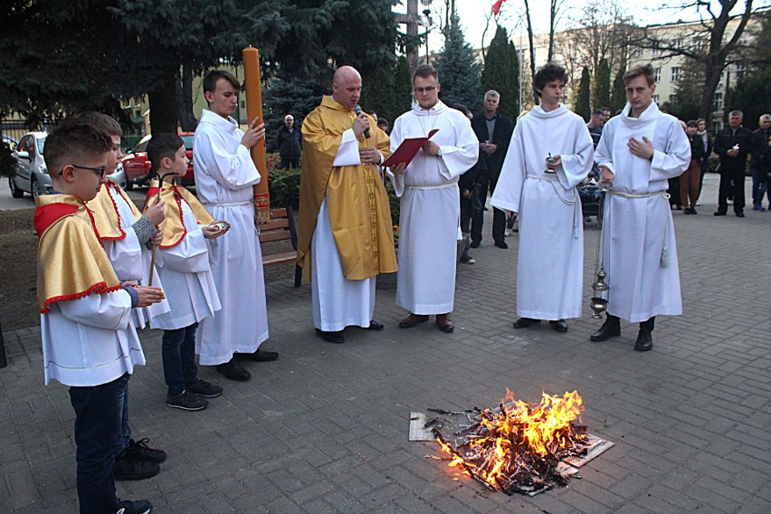 Wigilia Paschalna w Lublinie. Ogień przed kościołem garnizonowym. Zobacz zdjęcia