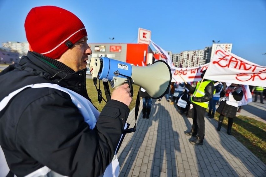Protest pracowników Kauflandu we Wrocławiu. Około 50...