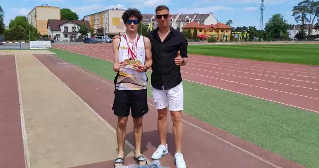 Filip Wojtunik, lekkoatleta RLTL GGG radom trzykrotnym złotym medalistą mistrzostw Polski juniorów niepełnosprawnych. Na zdjęciu ze swoim trenerem Stanisławem Lebiodą.
