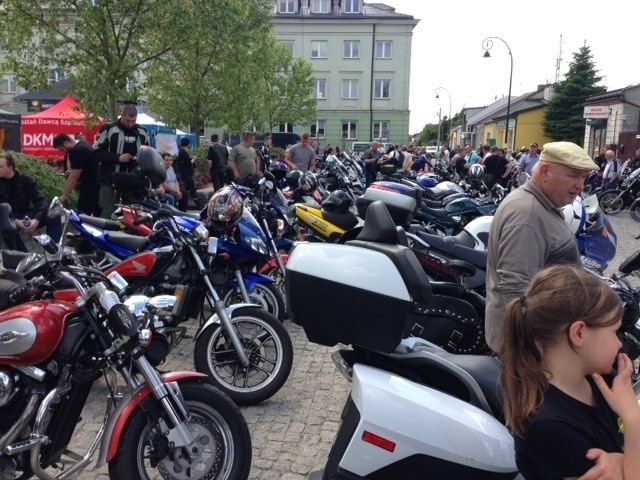 Na placu Zygmunta Starego można było oglądać motocykle. Były...