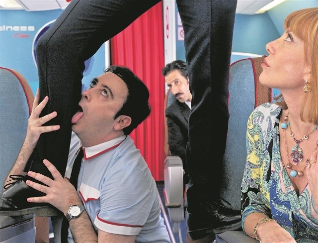"Przelotni kochankowie" to komedia o perypetiach pasażerów pewnego samolotu
