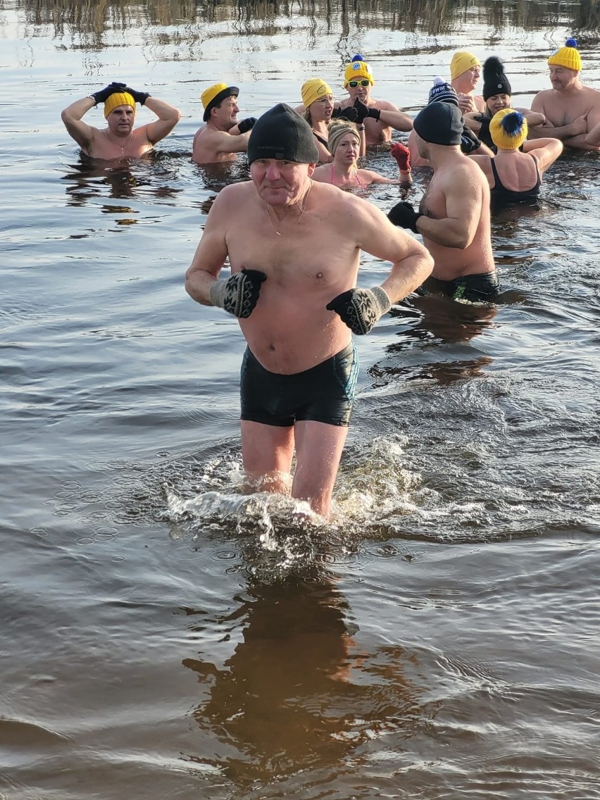 Morsowanie w Wasilkowie z Podlaskim Klubem Morsów. Kilkadziesiąt osób zażyło lodowatej kąpieli w Supraśli. Zobacz zdjęcia