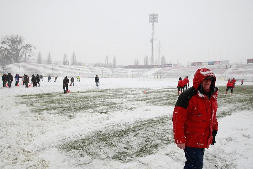 Walka ze śniegiem na Widzewie. Zobacz zdjęcia