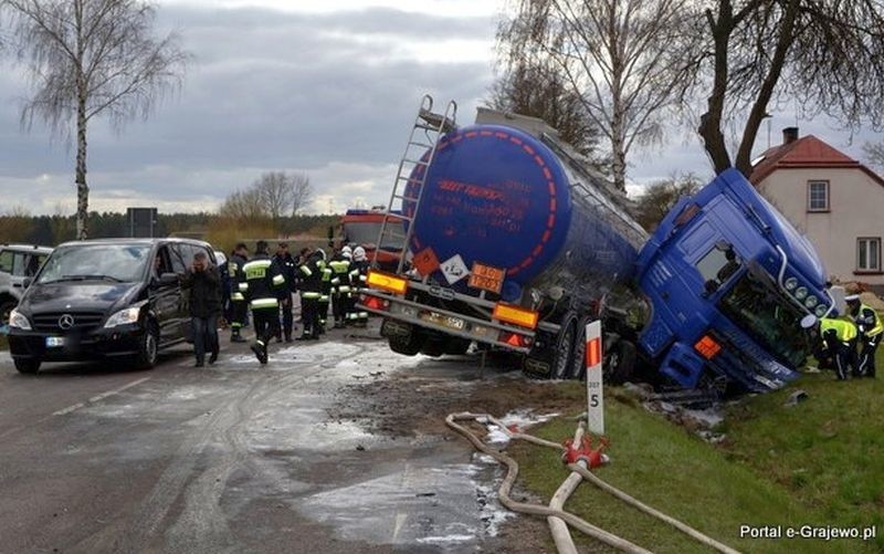 Wypadek śmiertelny na trasie Grajewo - Łomża. Kierowca osobówki zginął na miejscu (zdjęcia, wideo)