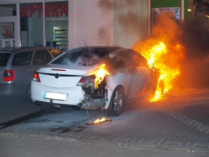 Pożar auta w Białogardzie [wideo, zdjęcia]