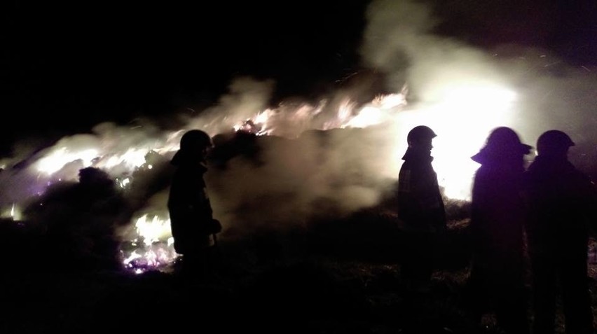 Pożar sterty słomy w Makowie w gminie Skaryszew.