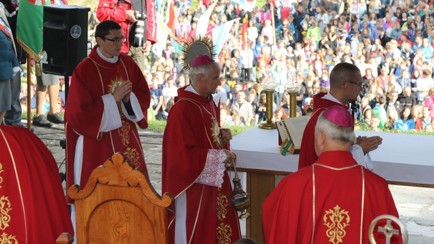 Tłumy wiernych uczestniczyły w mszy na błoniach...