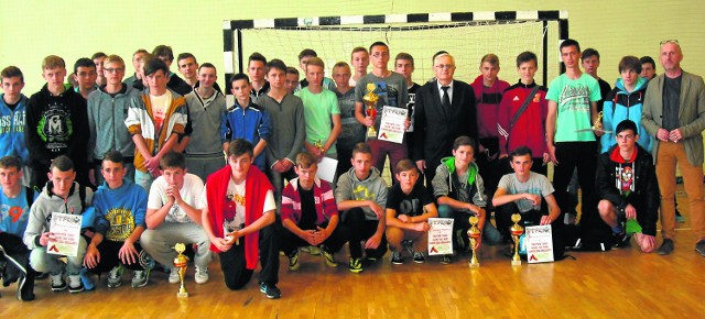 Uczestnicy Powiatowego Turnieju Piłki Nożnej Szkół Gimnazjalnych w Jędrzejowie.