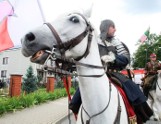 Udany piknik w Ociesękach. Byli ułani na koniach, żołnierze i zabytkowe auta (zdjęcia, video)