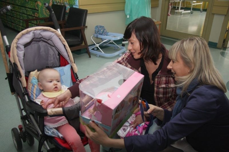 Magdalena Różczka odwiedziła dzieci na oddziale onkologicznym w kieleckim szpitalu