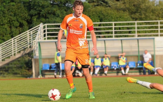 Michał Kamiński strzelił gola dla Alitu Ożarów w meczu z Unią Sędziszów