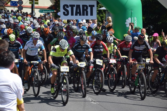 W niedzielę, 15 lipca, do Łagowa zjechały setki cyklistów, by wziąć udział w dwunastej edycji maratonu rowerów górskich MTB 2018 o srebrny krzyż Joannitów. Tym razem pobity został rekord zainteresowania wyścigiem zaliczanym do Grand Prix Województwa Lubuskiego. Na linii startu stanęło około 370. uczestników gotowych przejechać mocno pofalowaną trasę 42 km po bardzo trudnym terenie (dla pań i seniorów trasa wynosiła dziesięć km mniej). Na zwycięzców każdej kategorii oczekiwał rower górski i srebrny krzyż Joannitów. Imprezę zorganizowali; wójt Czesław Kalbarczyk, Nadleśnictwo Świebodzin, Lubuskie Stowarzyszenie Cyklistów i Edward Gralec. W pierwszej części fotoreportażu przedstawiliśmy uczestników i organizatorów oczekujących na start. Czas na wyścig. Zobaczmy, jak ruszyli!  Gorzów: zobacz wyścigi smoczych łodzi. WIDEO: