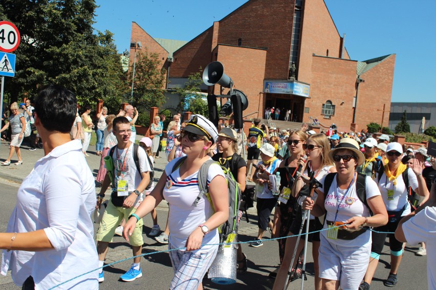 Chrzanów. Pielgrzymi w drodze na Jasną Górę. Przed nimi ostatnie 50 km  [ZDJĘCIA]