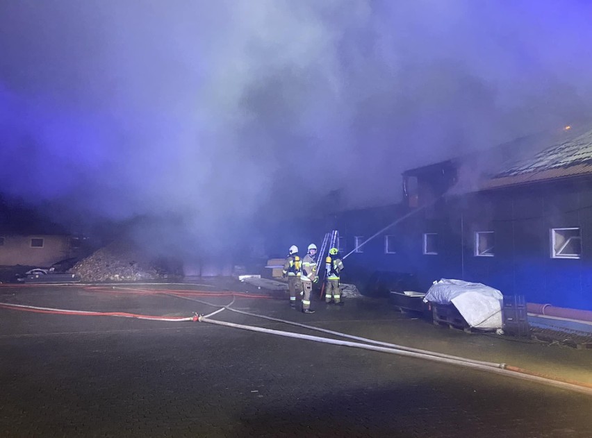 Przeździecko-Mroczki. Duży pożar chlewni w gminie Zambrów. 16 zastępów walczyło z ogniem. Jedna osoba ranna