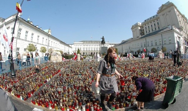 harcerze, którzy zajmowali się zniczami przed Pałacem Prezydenckim w Warszawie postawili tam potem krzyż.