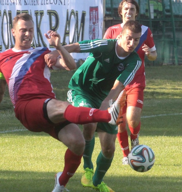 W zielonym stroju, Przemysław Śliwiński, napastnik Radomiaka.