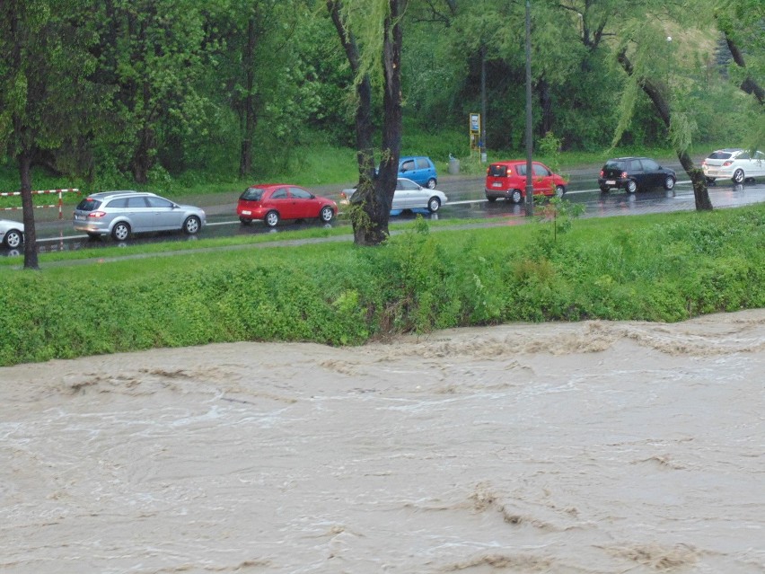 Sądecczyzna: tysiące ludzi bez prądu, zalane domy, ewakuacja mieszkańców [ZDJĘCIA]