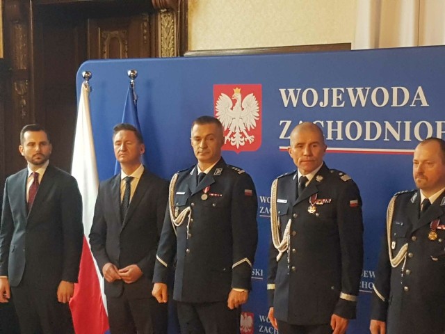 Insp. Szymon Sędzik (trzeci od lewej) został nowym szefem zachodniopomorskiej policji