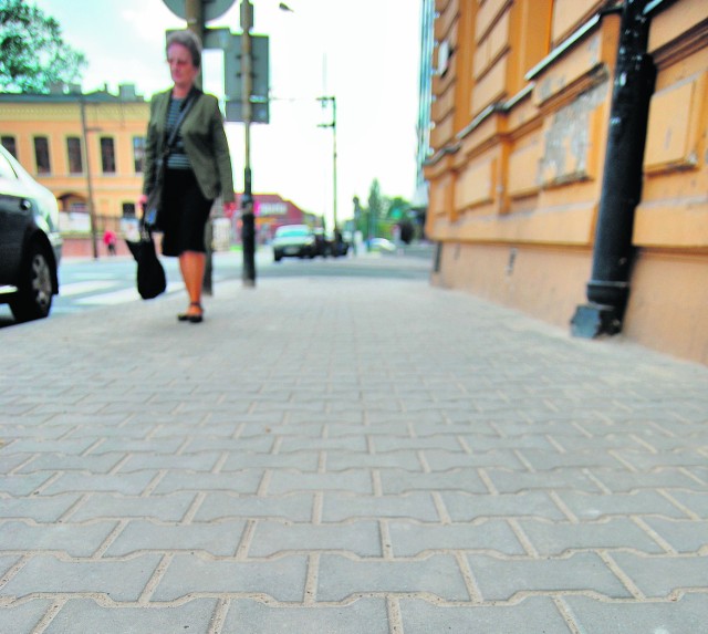 Na Sienkiewicza położono betonową kostkę