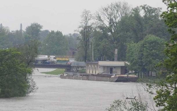 Odra w Kędzierzynie-Koźlu podczas powodzi 2010.