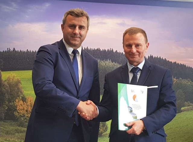 Umowa została podpisana przez burmistrza Dariusza Meresińskiego (z lewej) oraz Ryszarda Gliwińskiego, prezesa Funduszu.