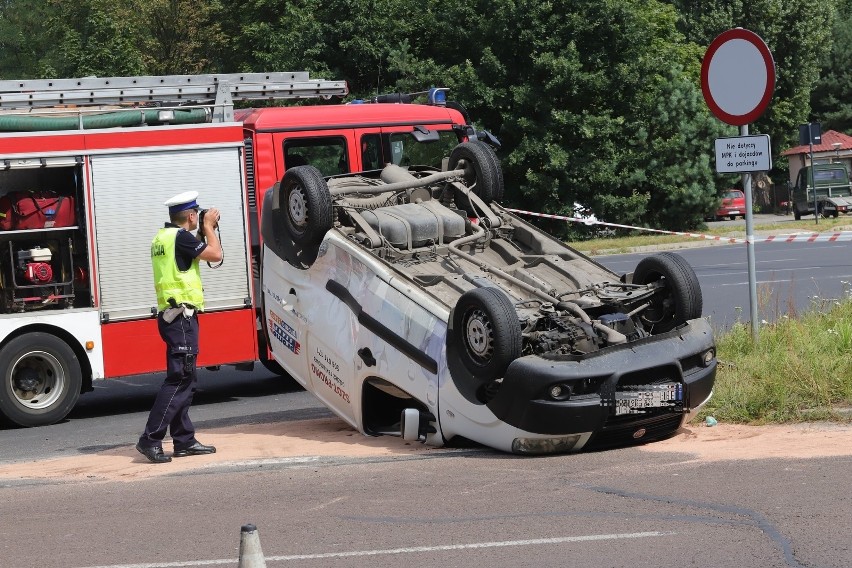 Groźny wypadek na Przybyszewskiego w Łodzi. Dachowanie samochodu dostawczego. Jedna osoba ranna ZDJĘCIA