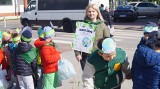 Światowy Dzień Ziemi na rynku w Kazimierzy Wielkiej. Na mieszkańców gminy czekały ekologiczne upominki. Zobaczcie zdjęcia