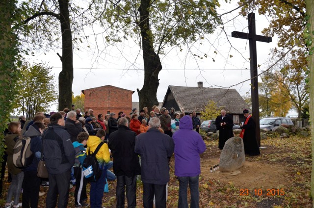 W Stronnie w uroczystości na cmentarzu wzięła udział spora grupa mieszkańców wsi